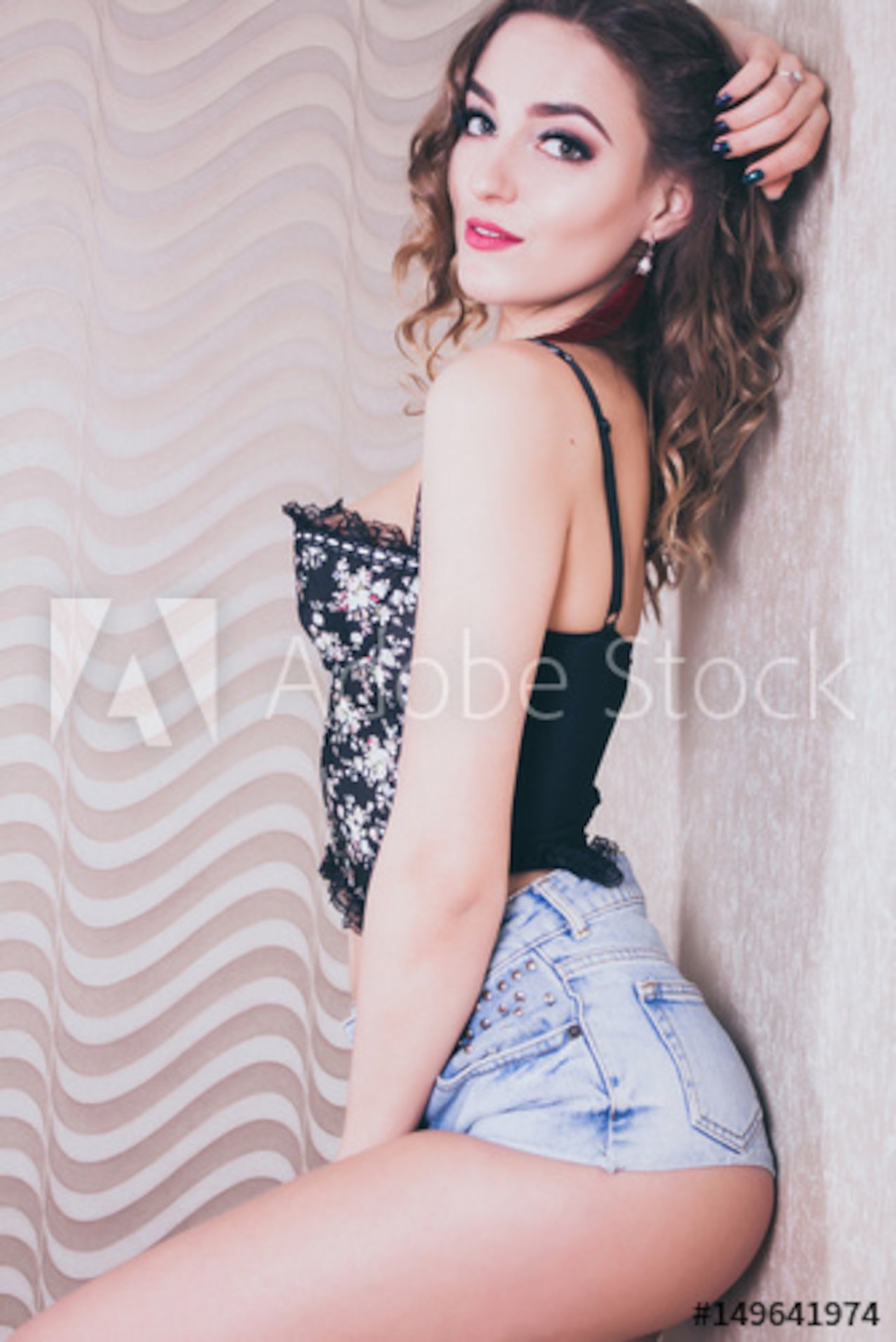 jeans brunette beauty