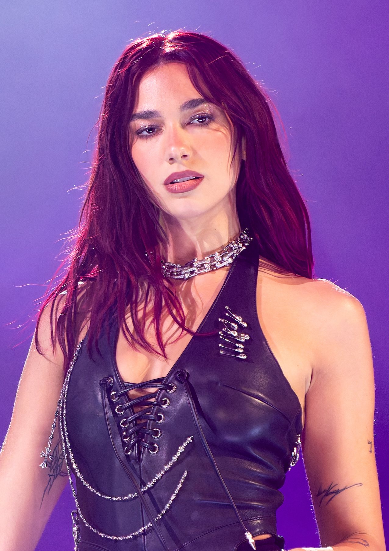 dark hair lookalike dua lipa