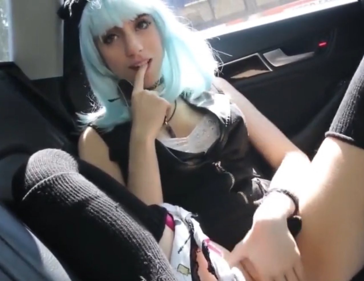 camgirl cosplay masturbating