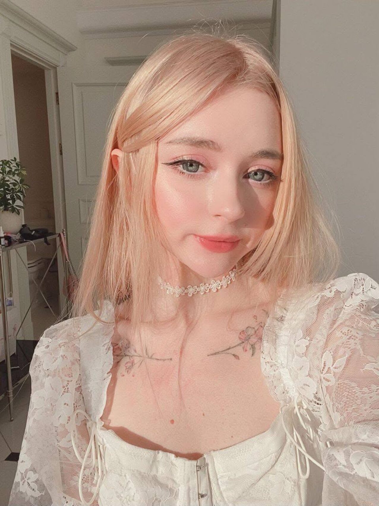 teen long hair blonde