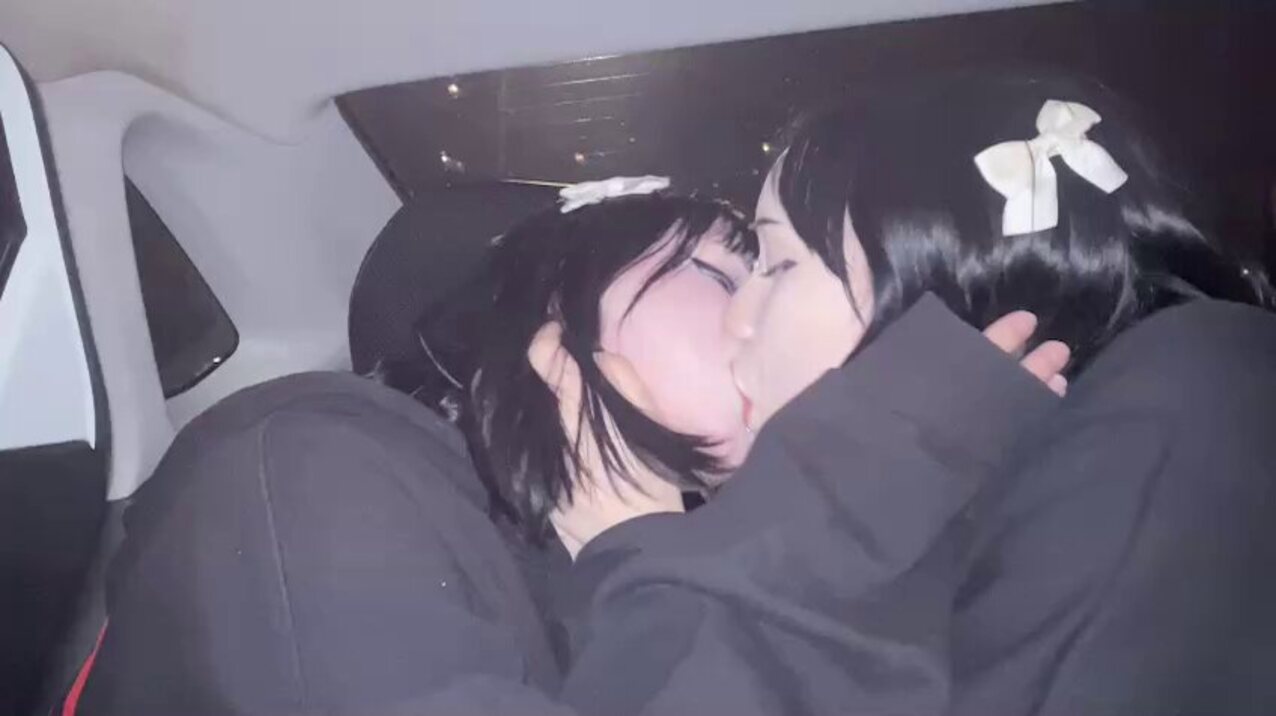 camgirl lesbian kissing