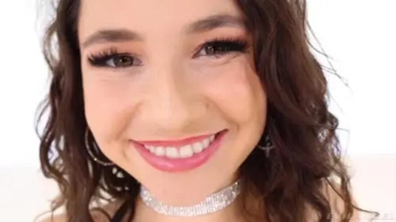 smile choker hot