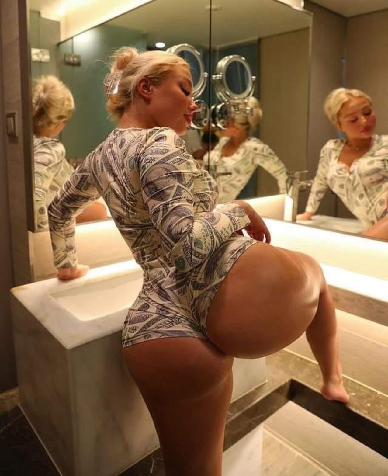 curvy blonde hot