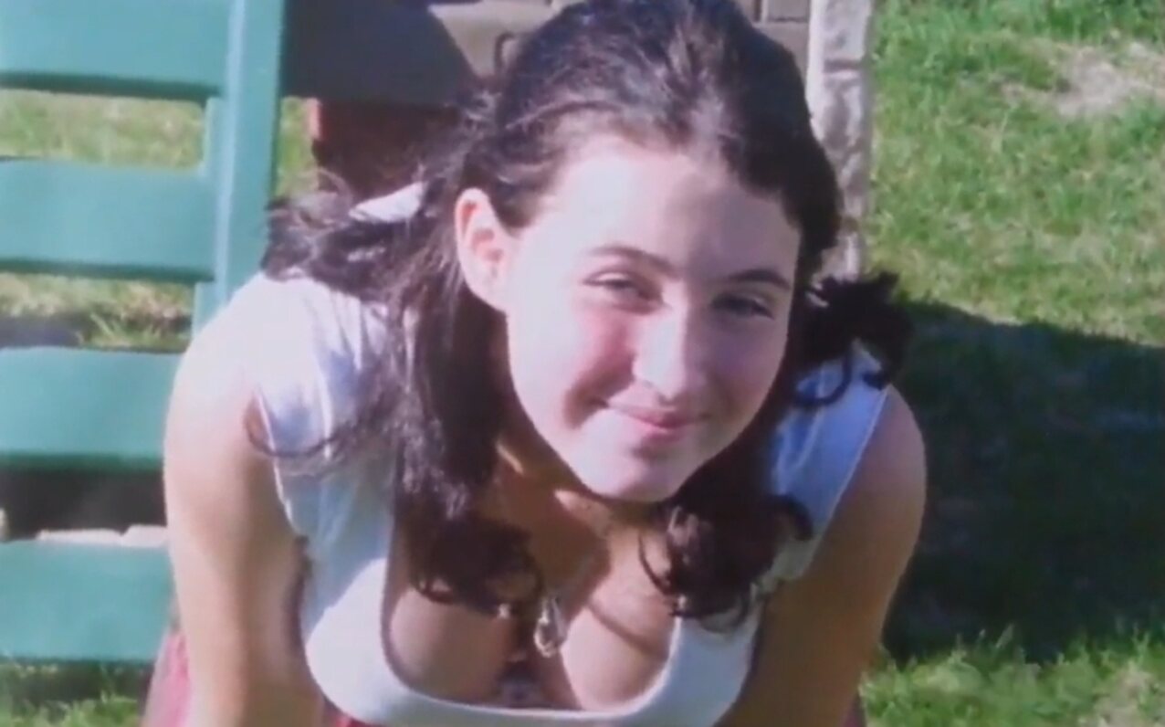 amateur cleavage leaning over