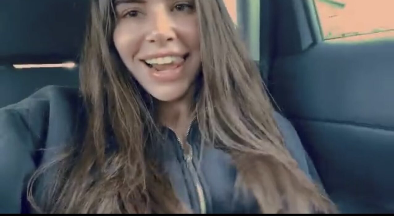 camgirl brunette public
