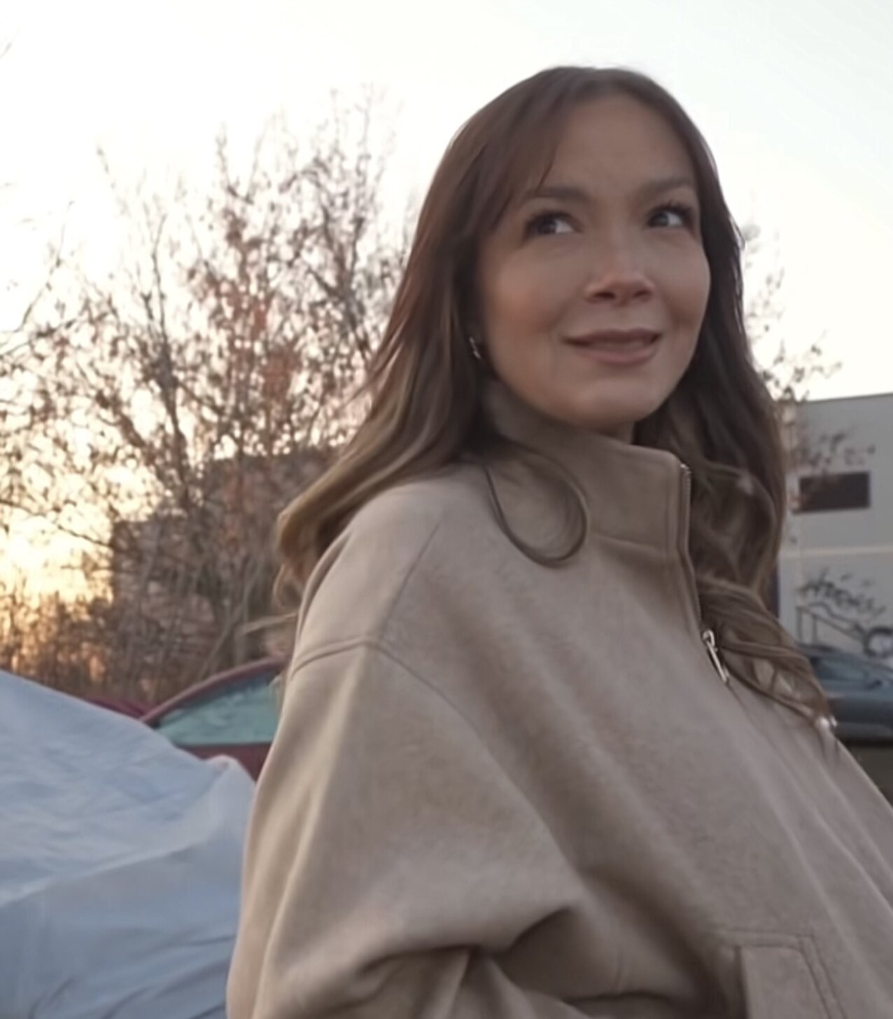 public spanisch brunette