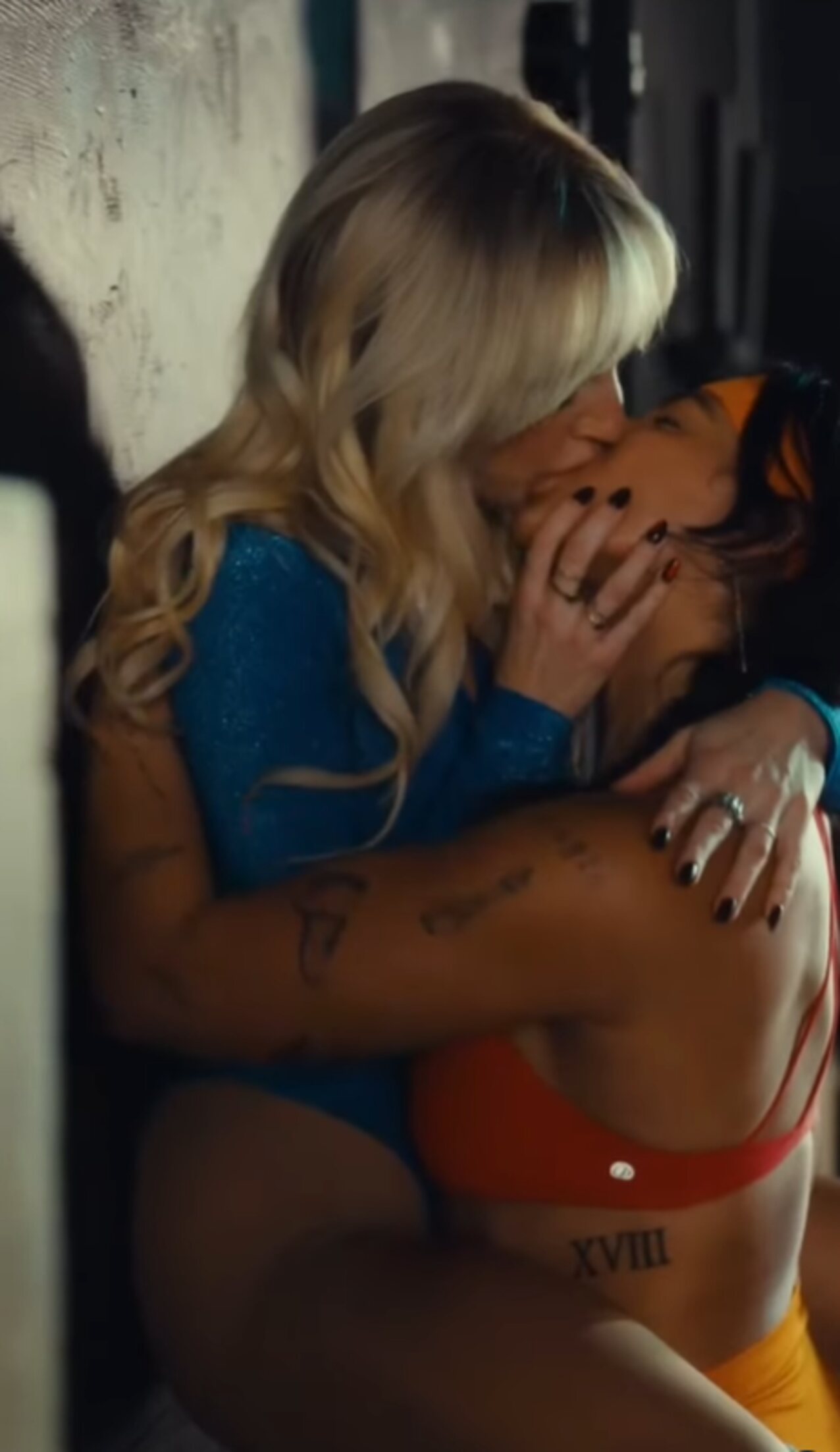 lesbian kiss against the wall