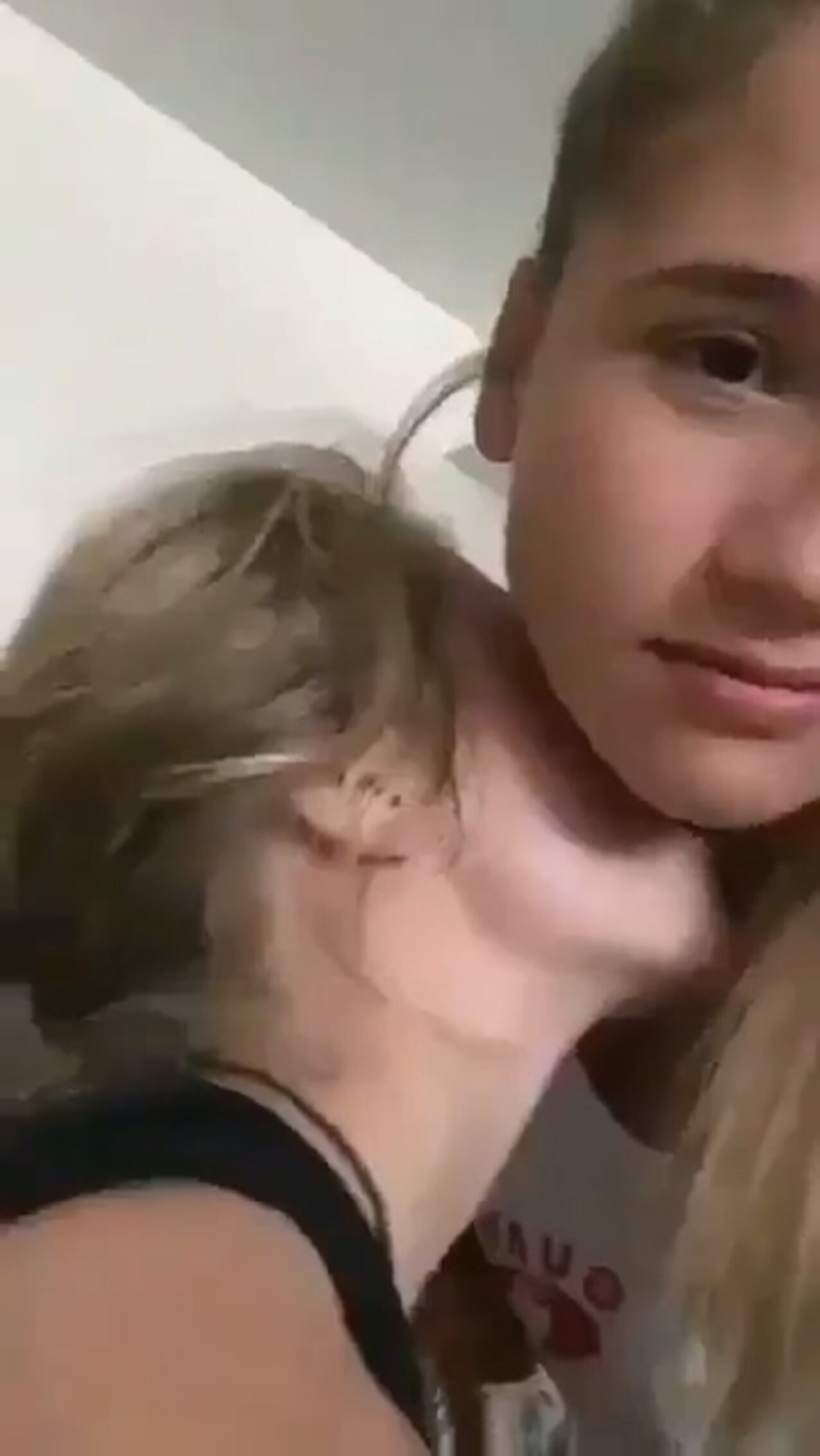 lesbian kissing teen