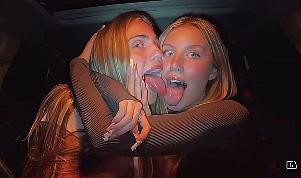 lesbian blonde kissing