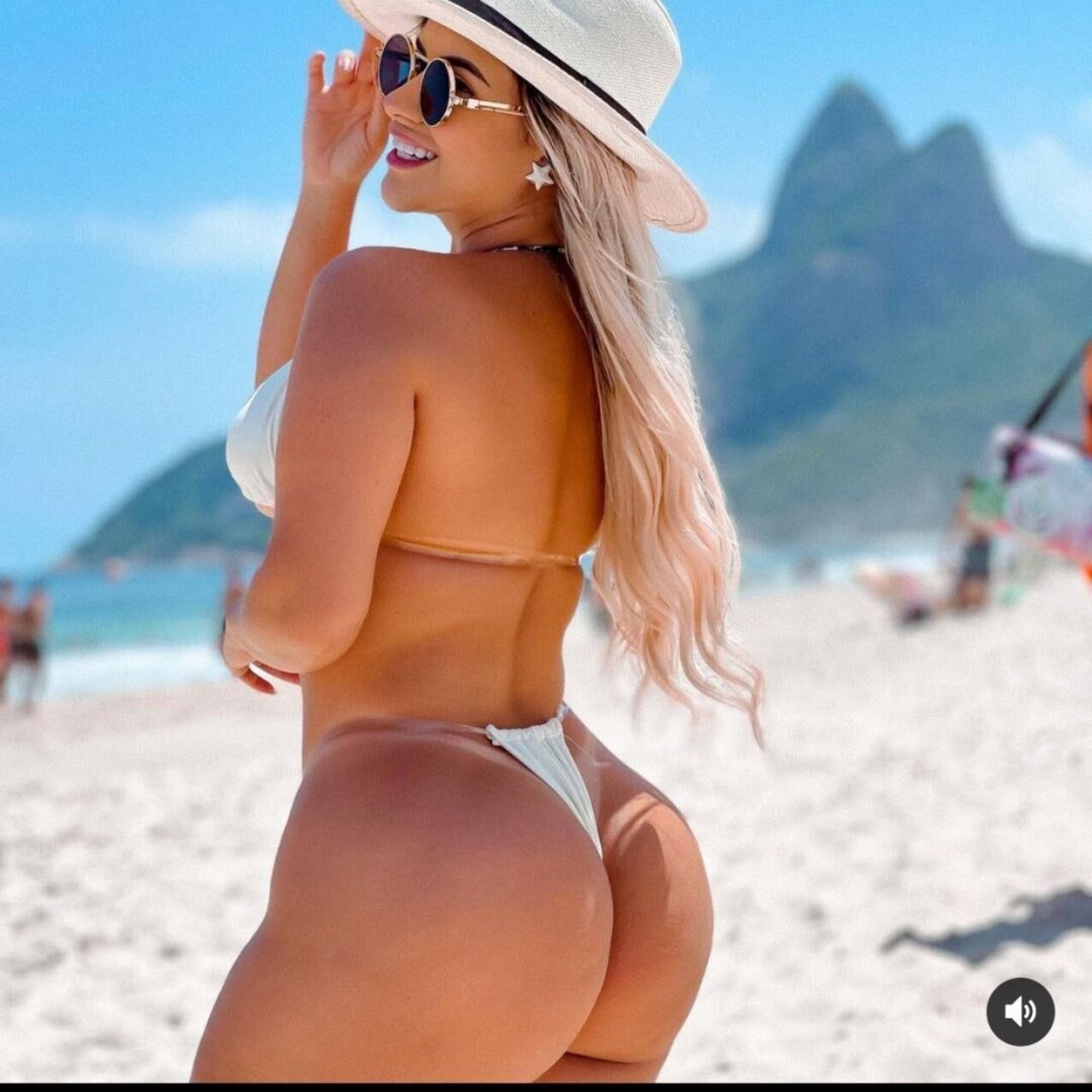 blonde sexy bikini