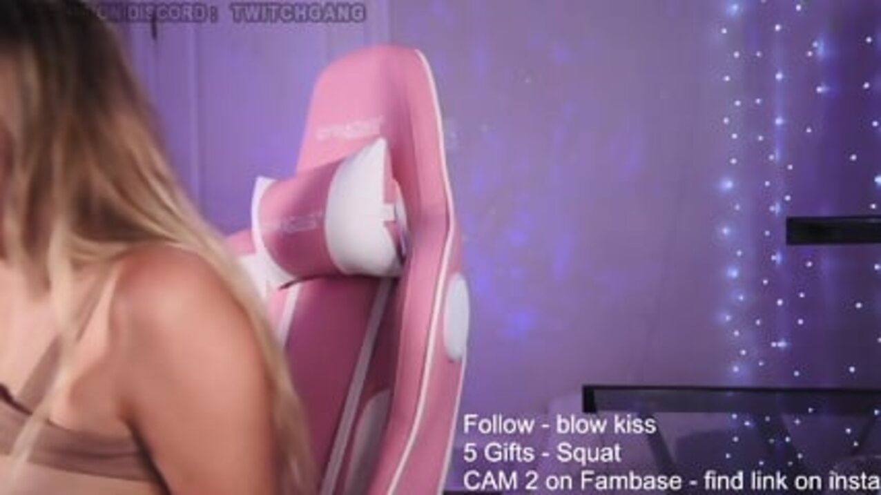 camgirl nipslip masturbating