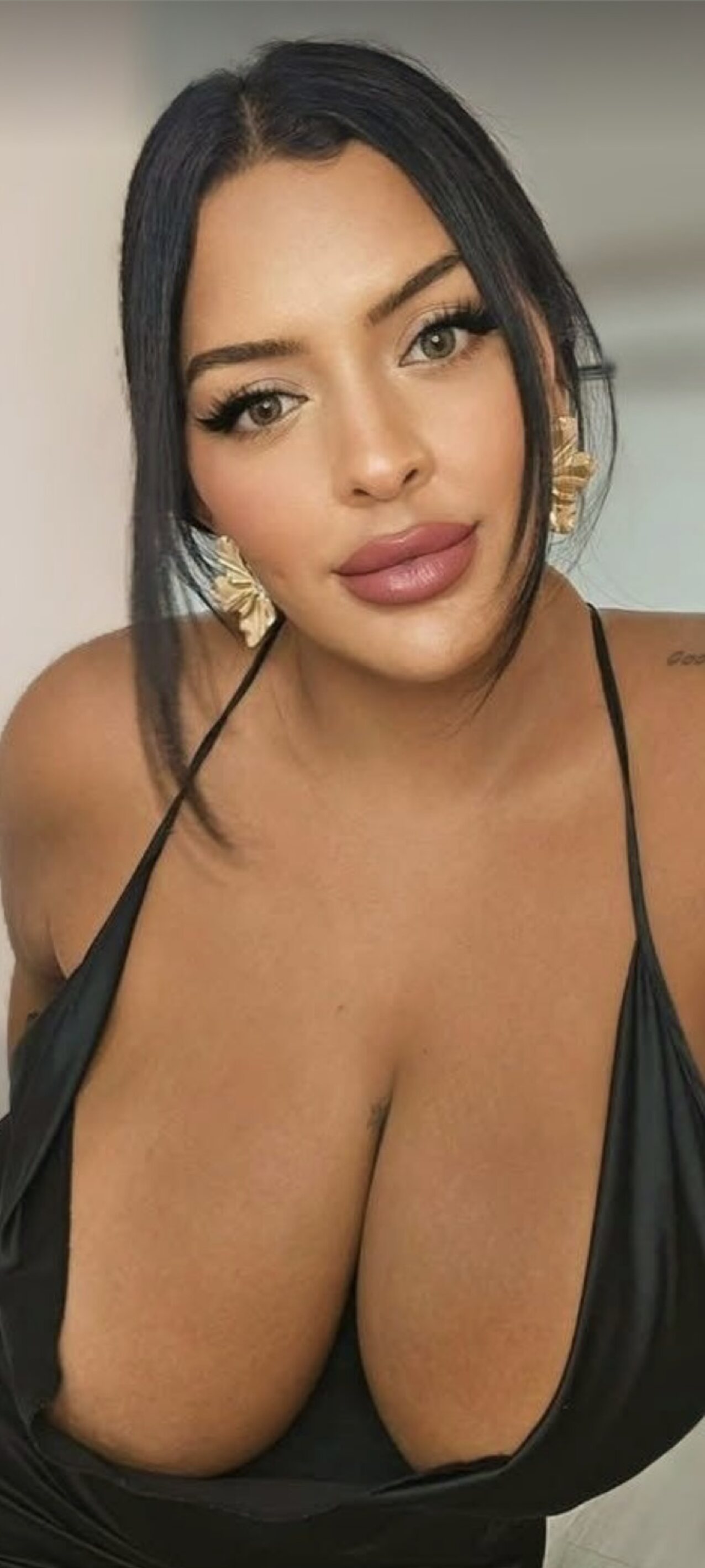 big boobs sexy brunette