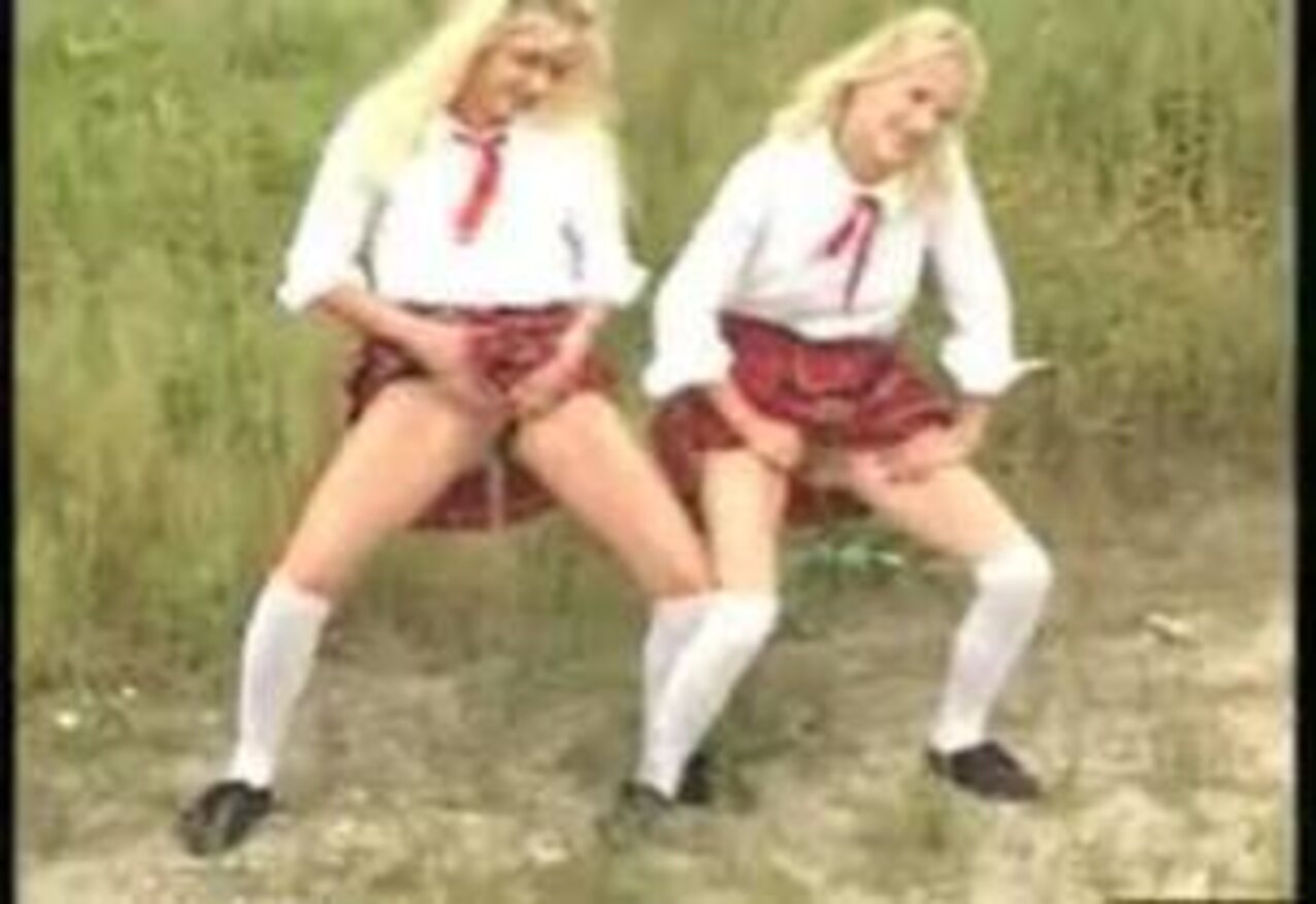 blonde pee teen
