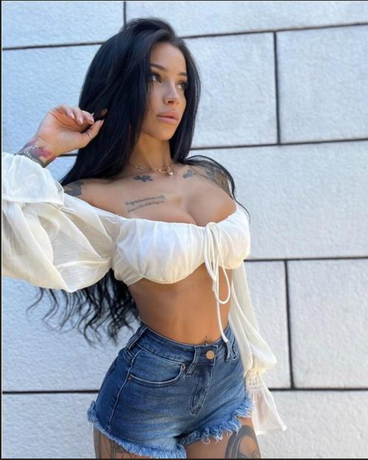 brunette tattoo sexy