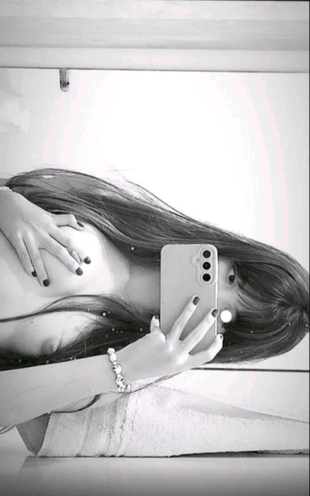 selfie mirror black and white