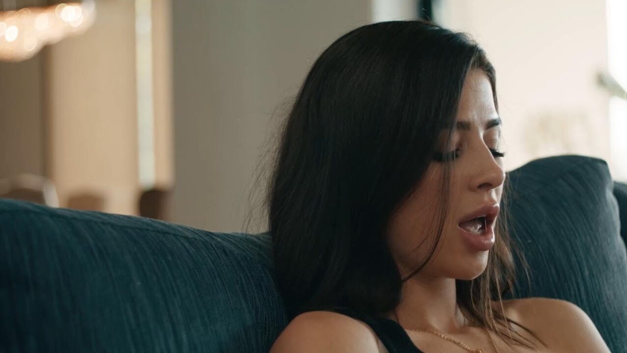lesbian kissing sex