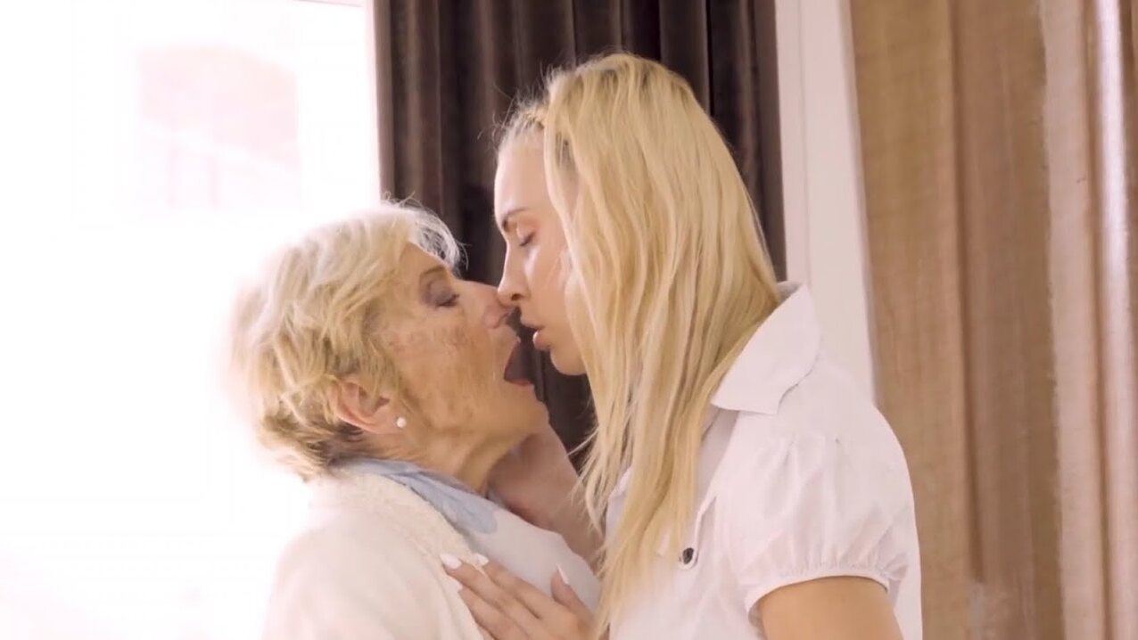 lesbian kissing seduction