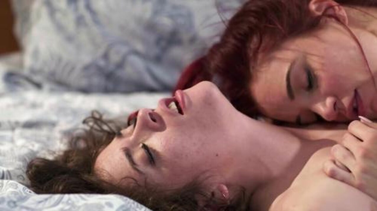 lesbian kissing bedroom