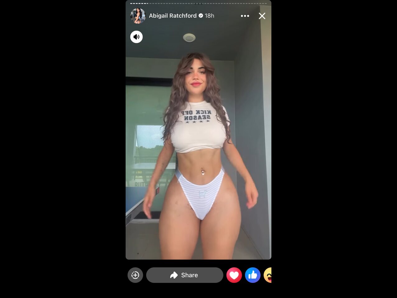 curvy model voluptuous