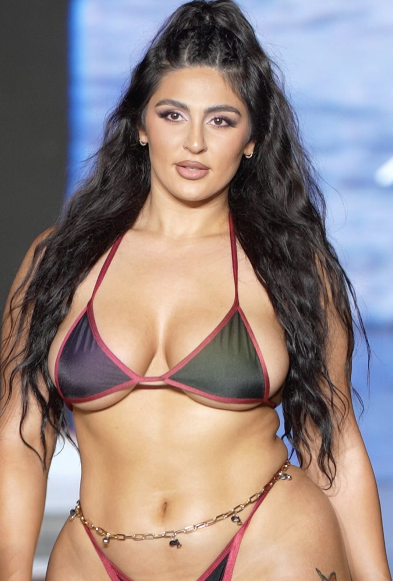 curvy thick brunette