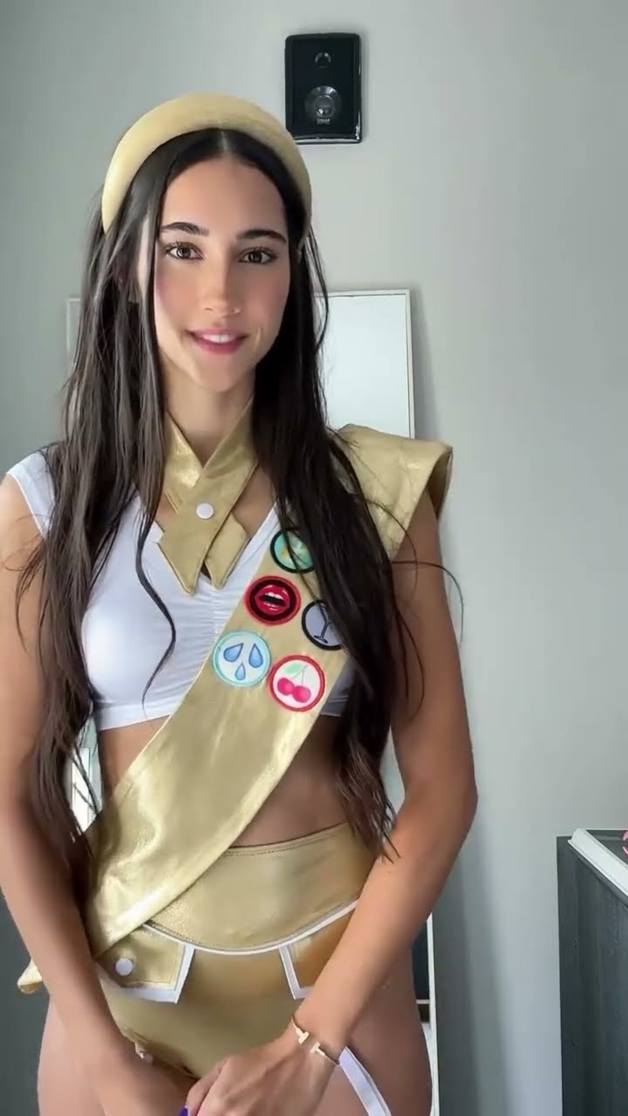 petit brunette scout