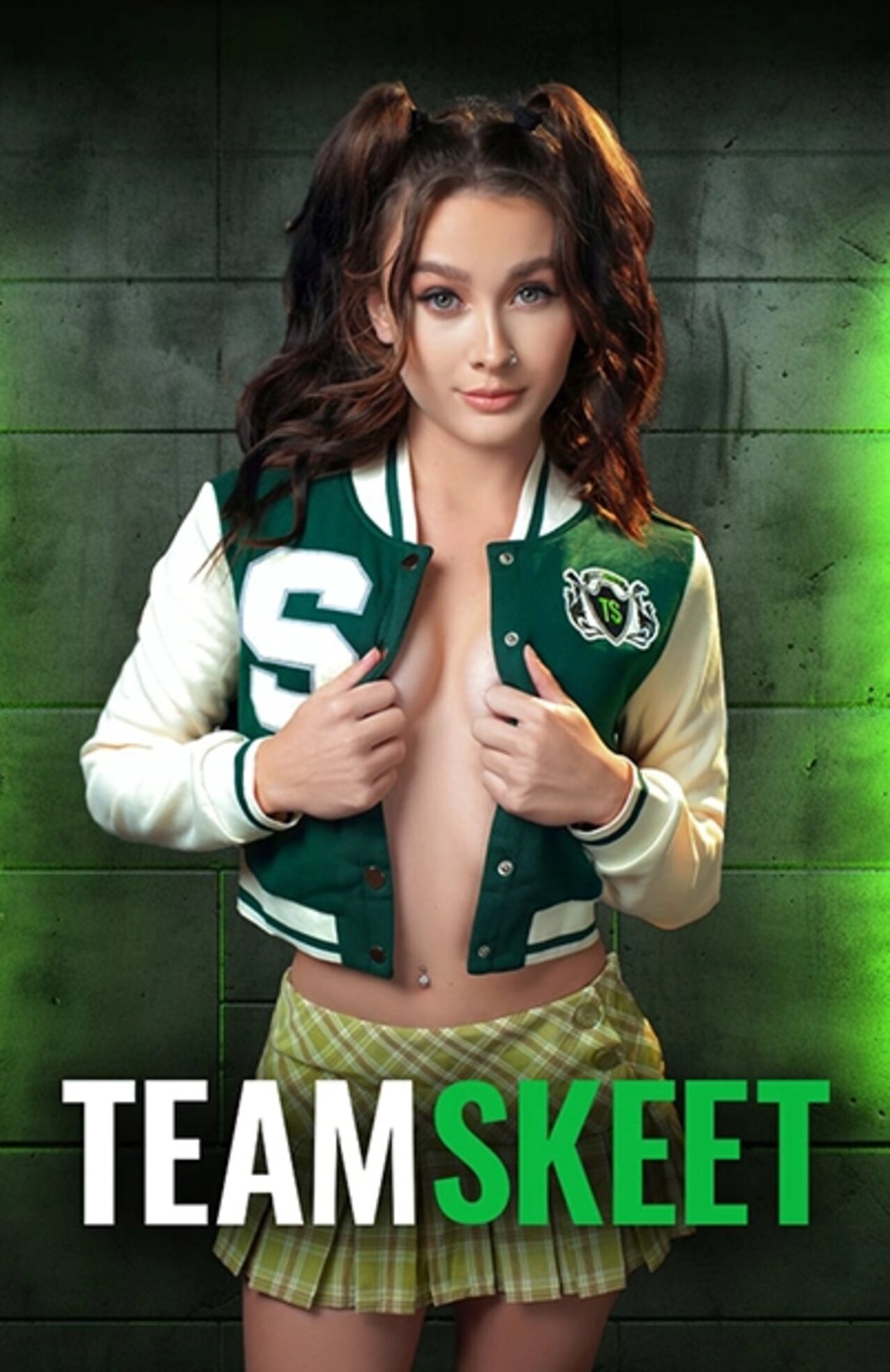 teen brunete cheerleader