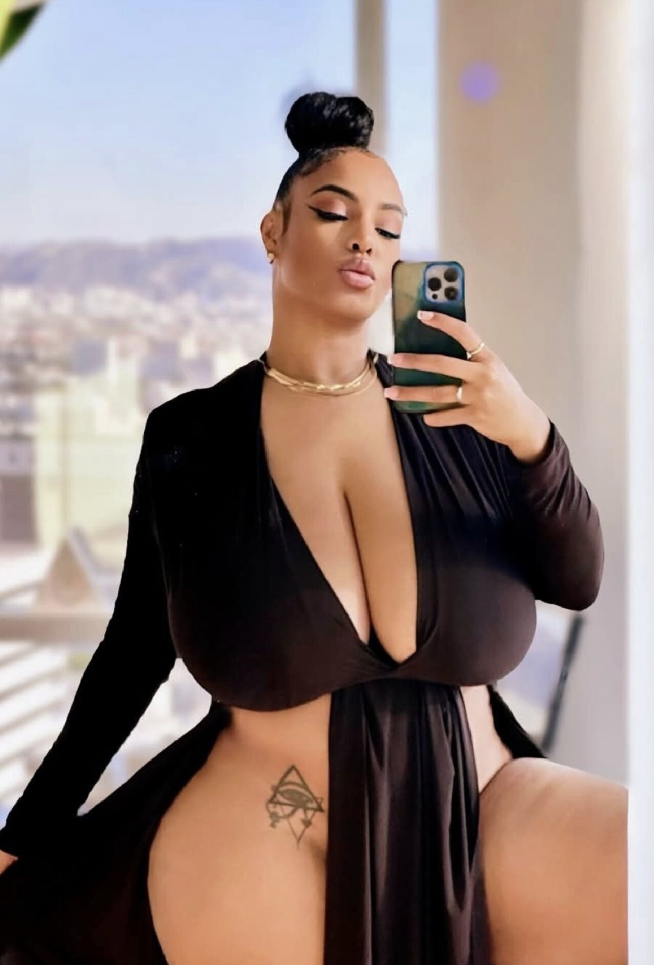 huge tits cleavage sexy