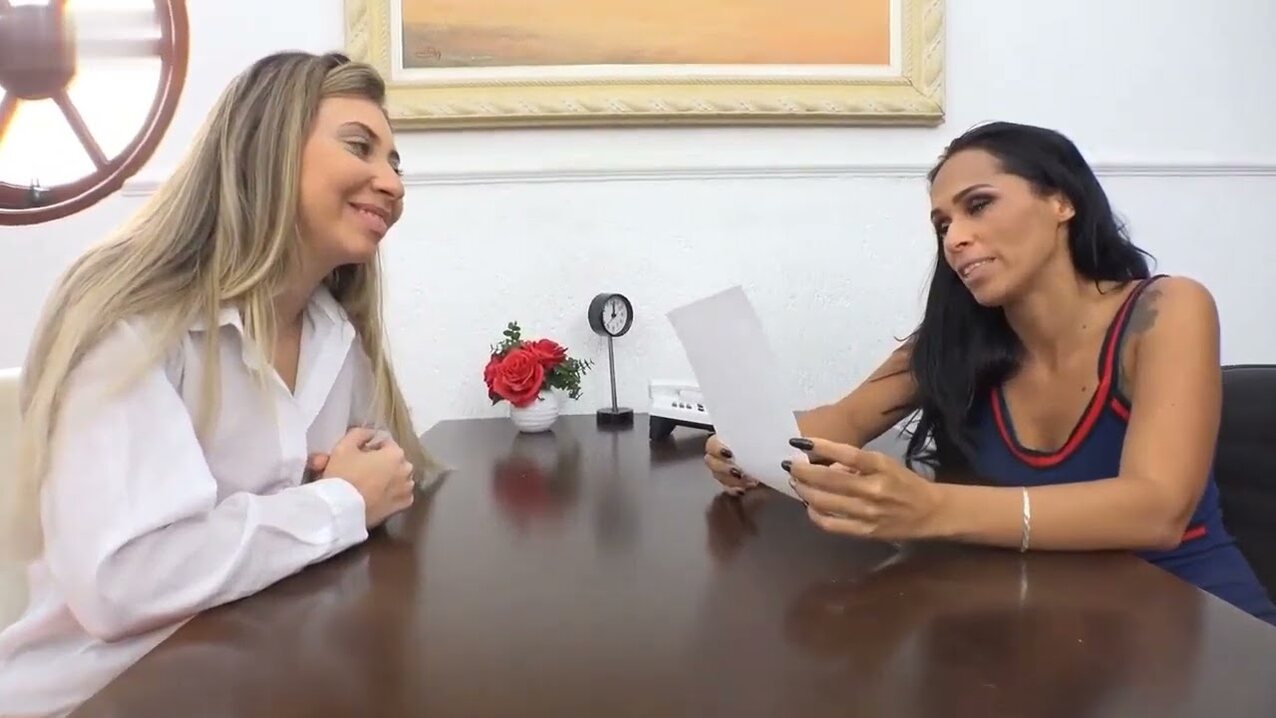 lesbian kissing table