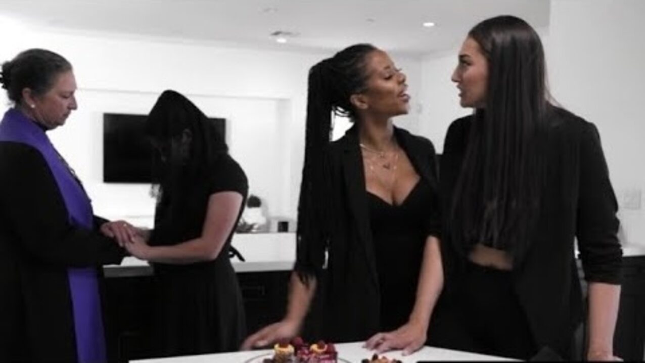 lesbian kissing sex
