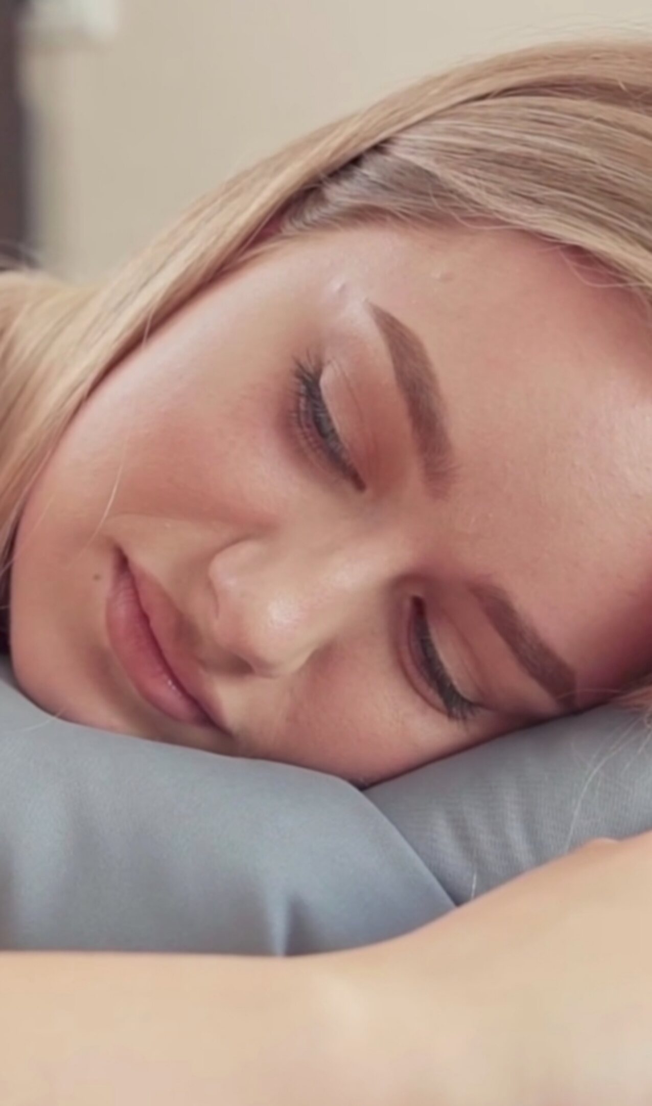 massage blonde chiropractor