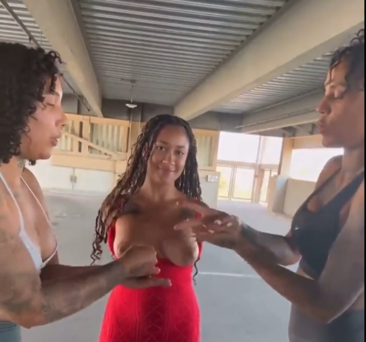 negra tatuada cabelo curto