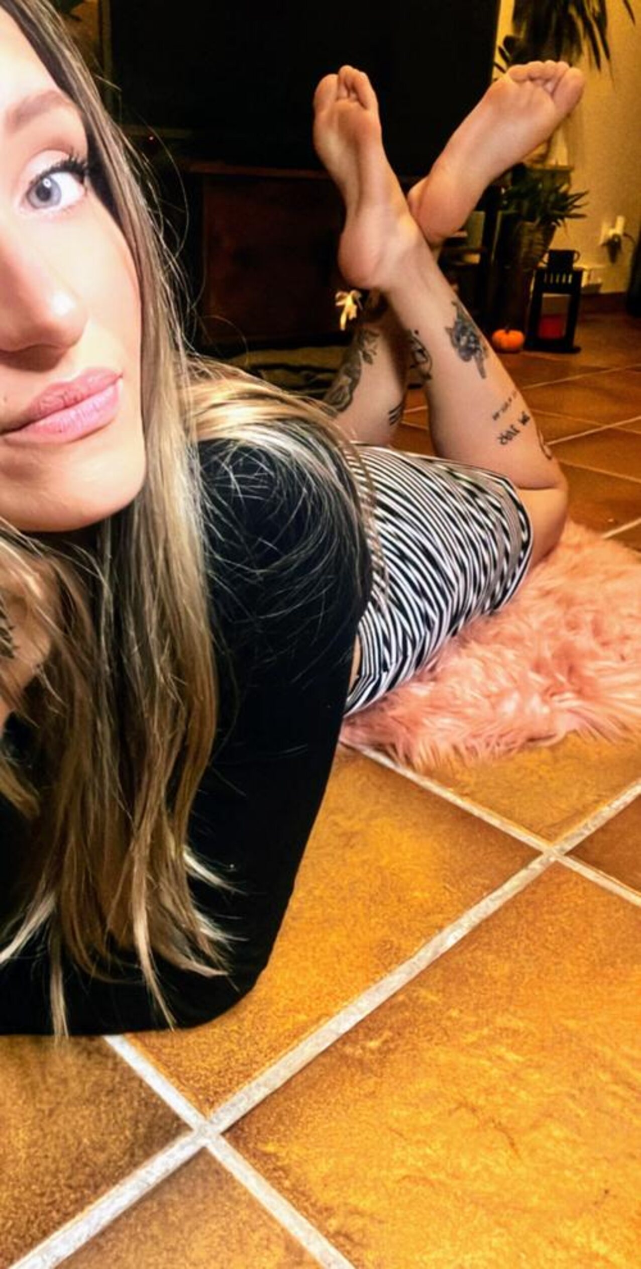 blonde feet sexy