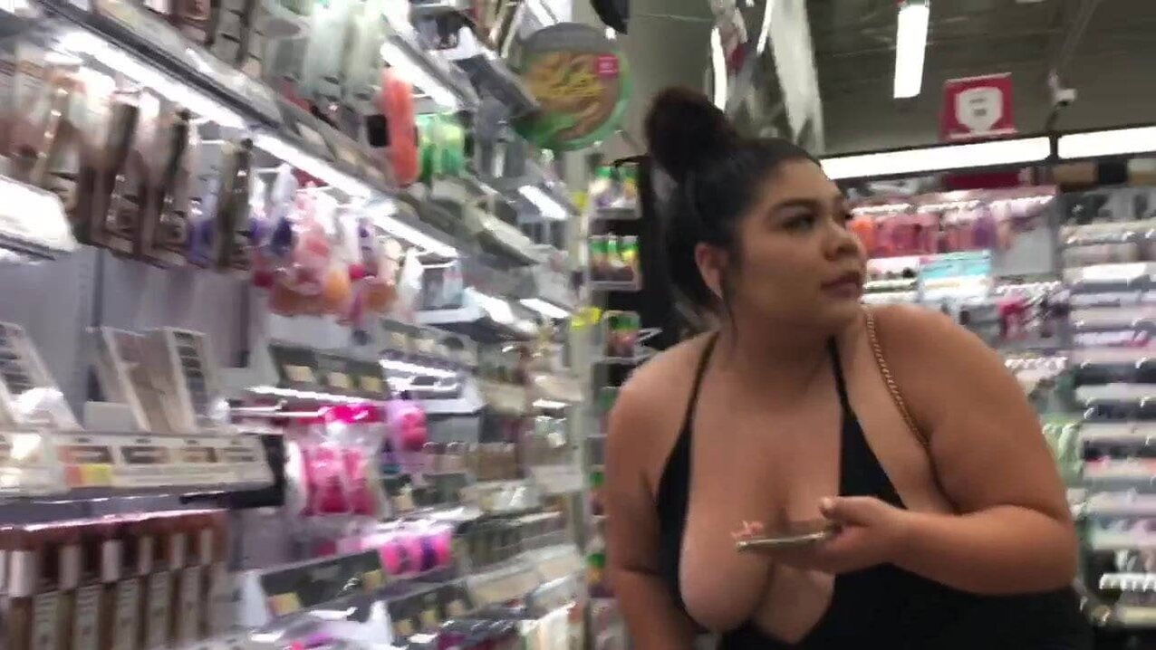 boobs nipslip big tits