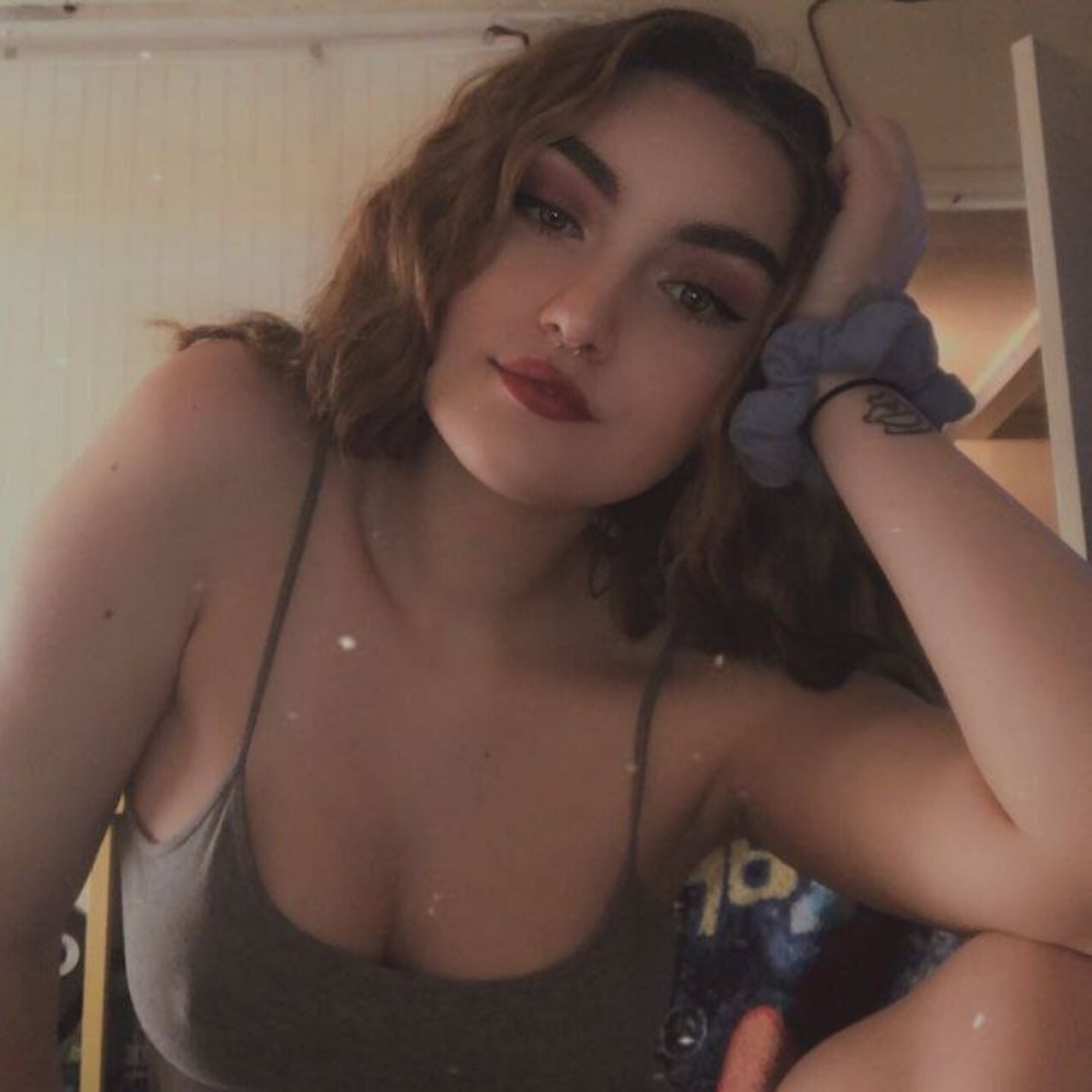 babe brunette busty
