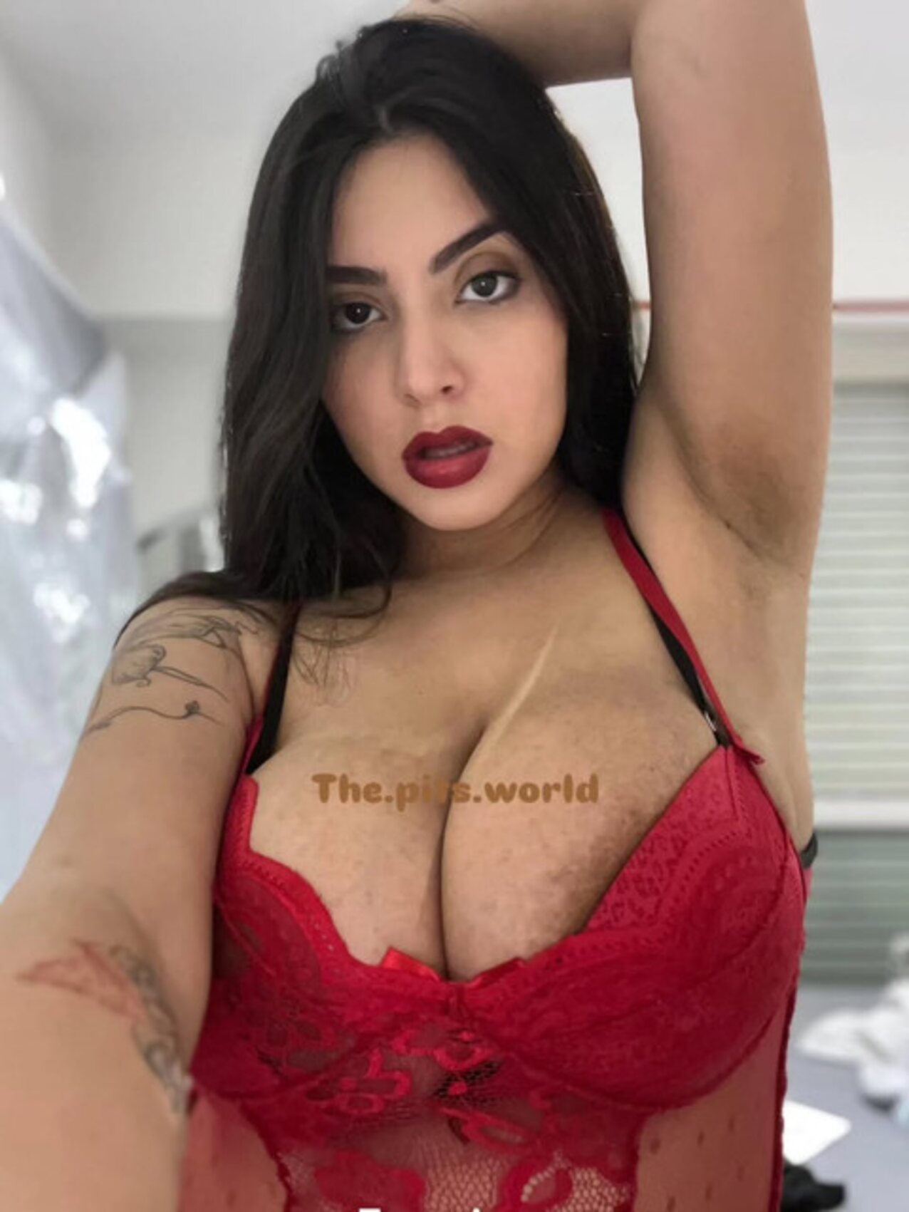 big tits armpit curvy
