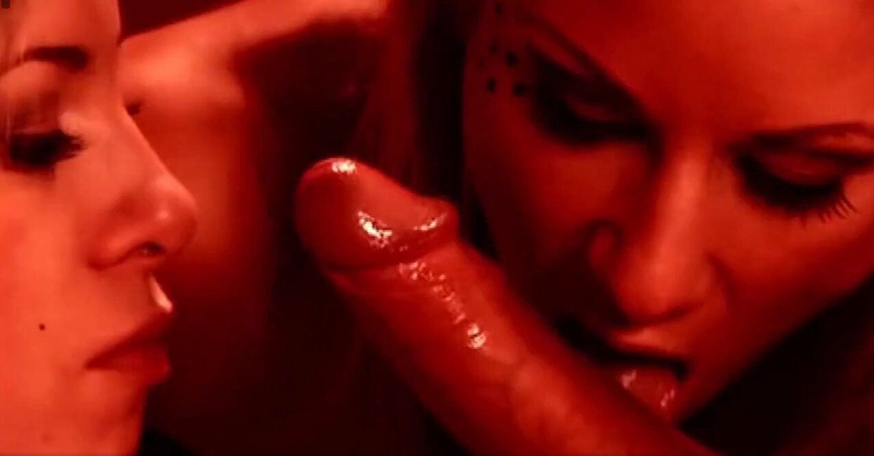 threesome closeup blow