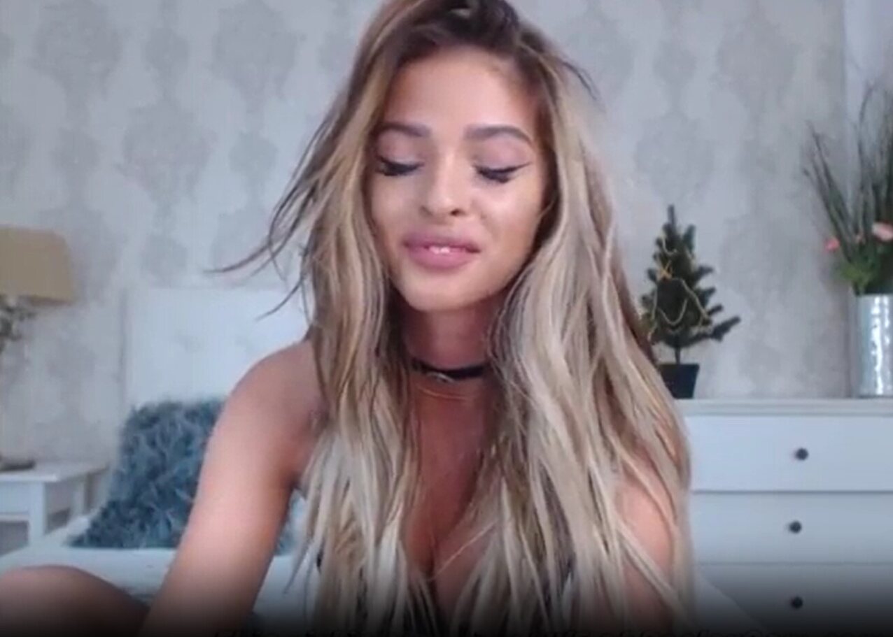 camgirl amateur sportbra