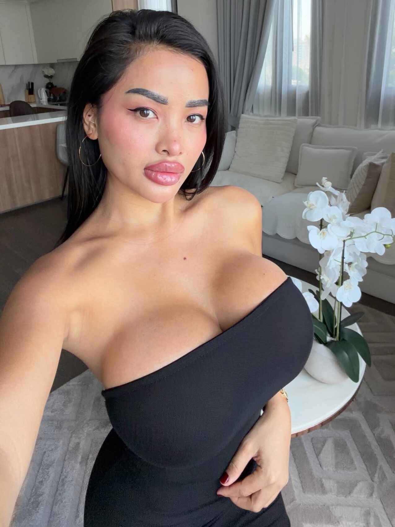 thai bimbo huge tits