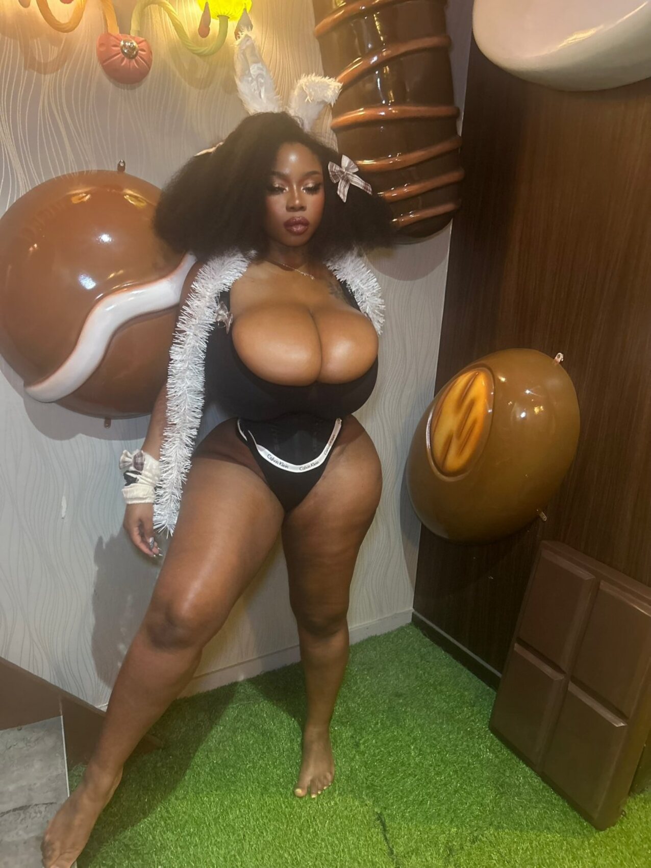 ebony thin waist bimbo
