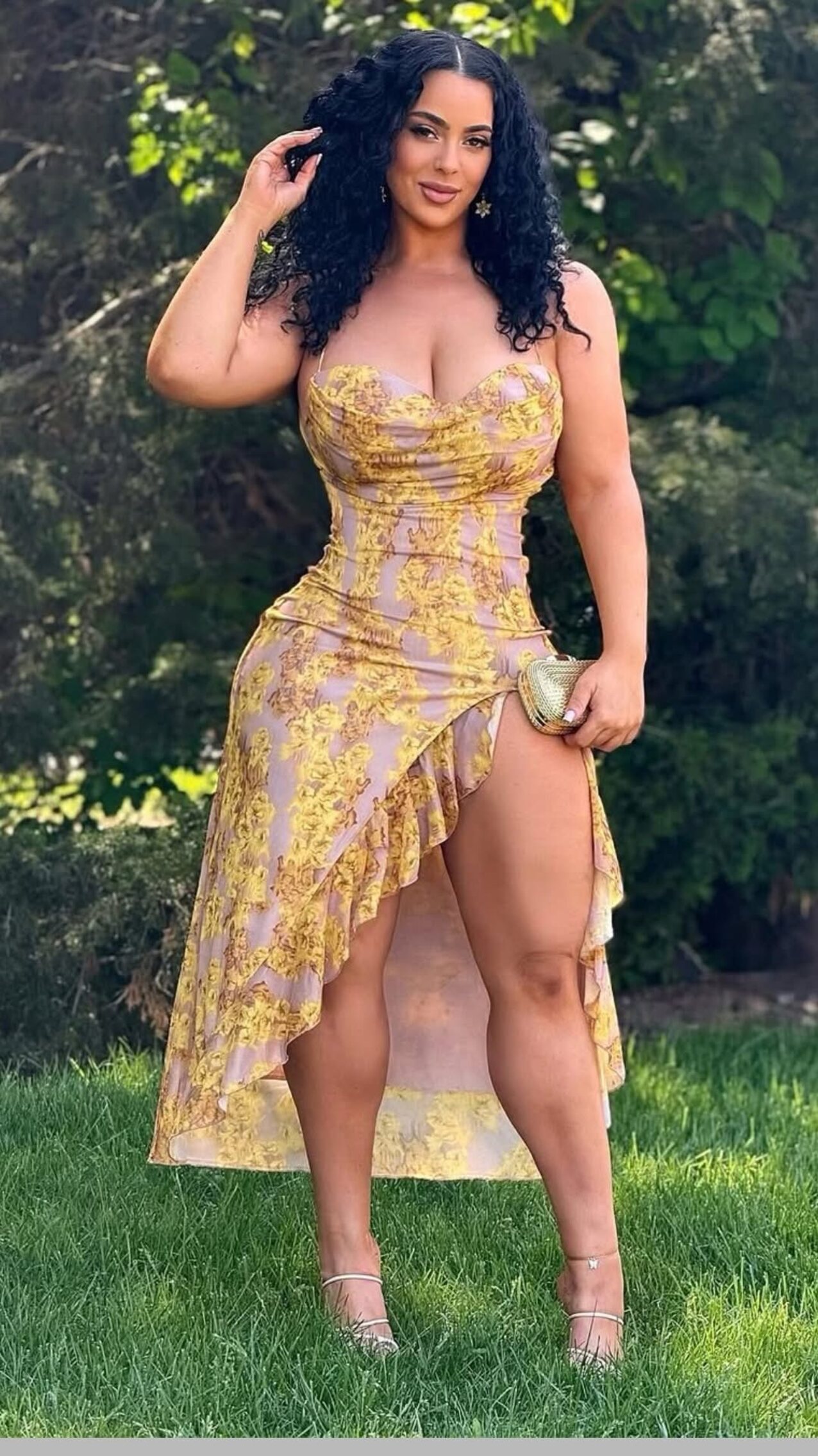 curvy brunette thick