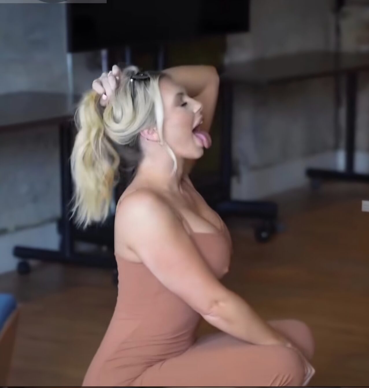 blowjob on knees blonde