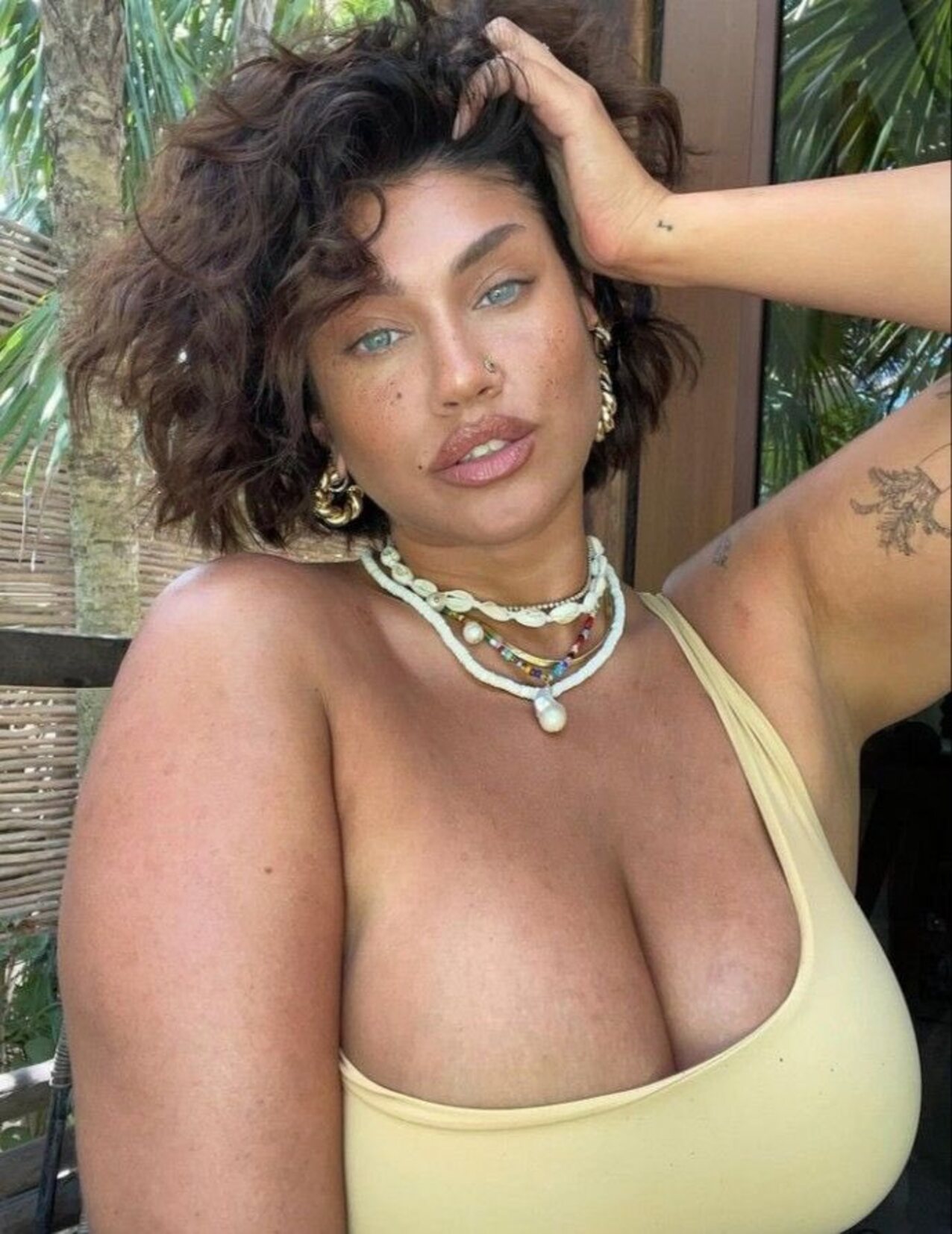 model green eyes necklace big boobs