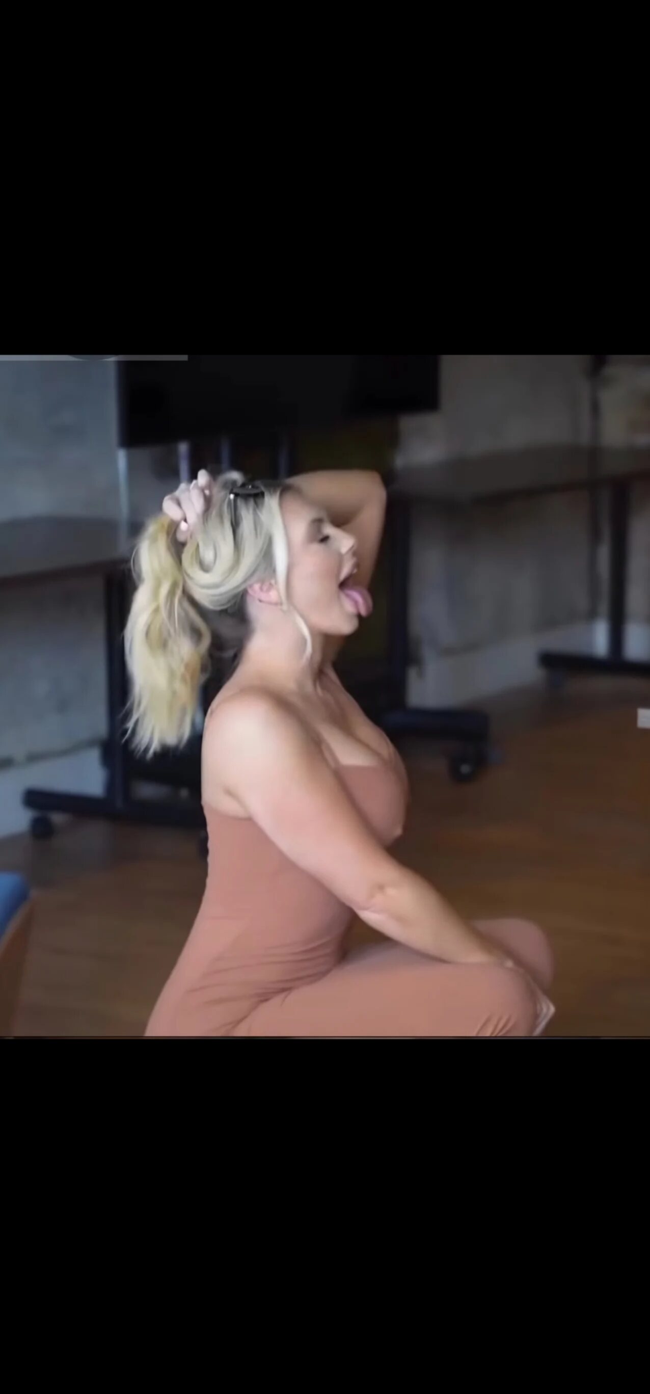 blowjob on knees blonde
