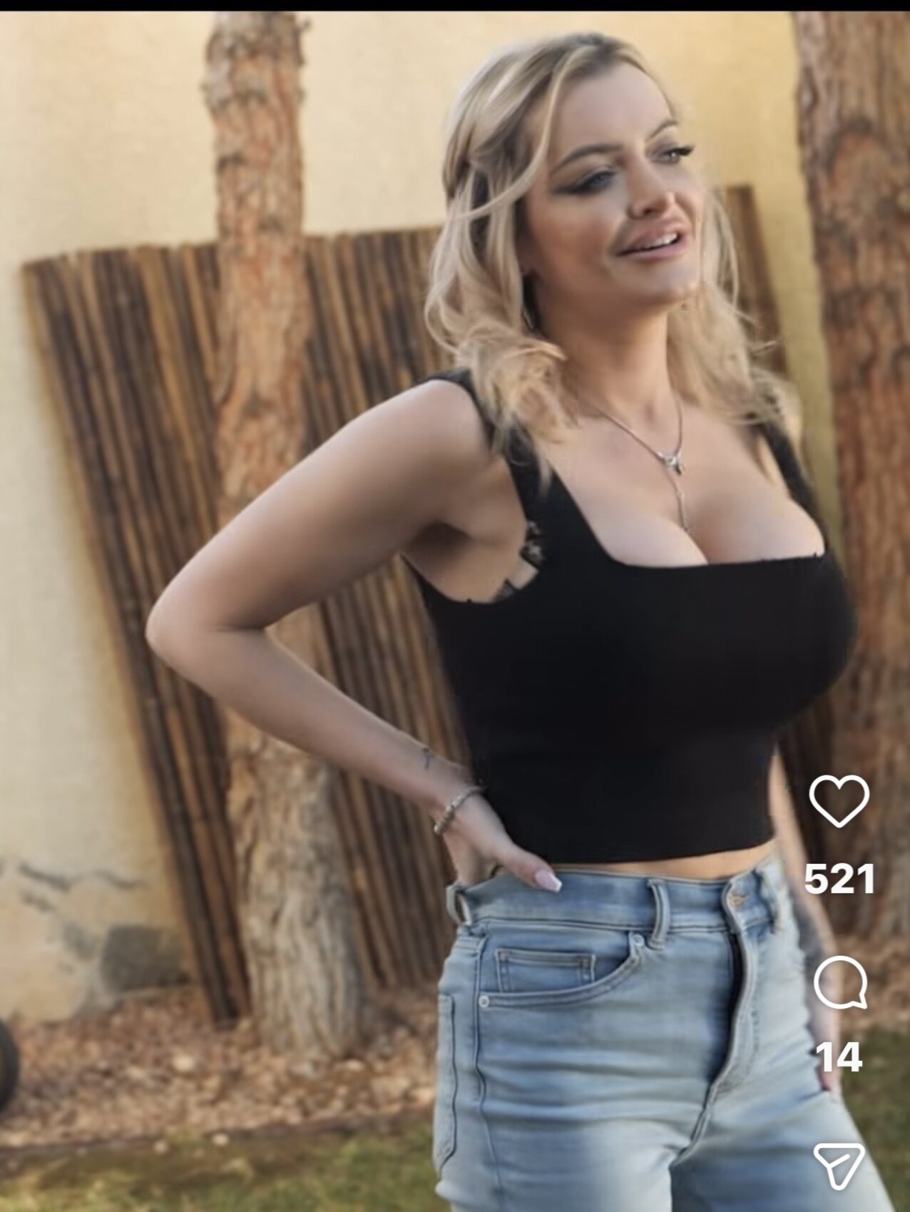 blonde hottie boobs
