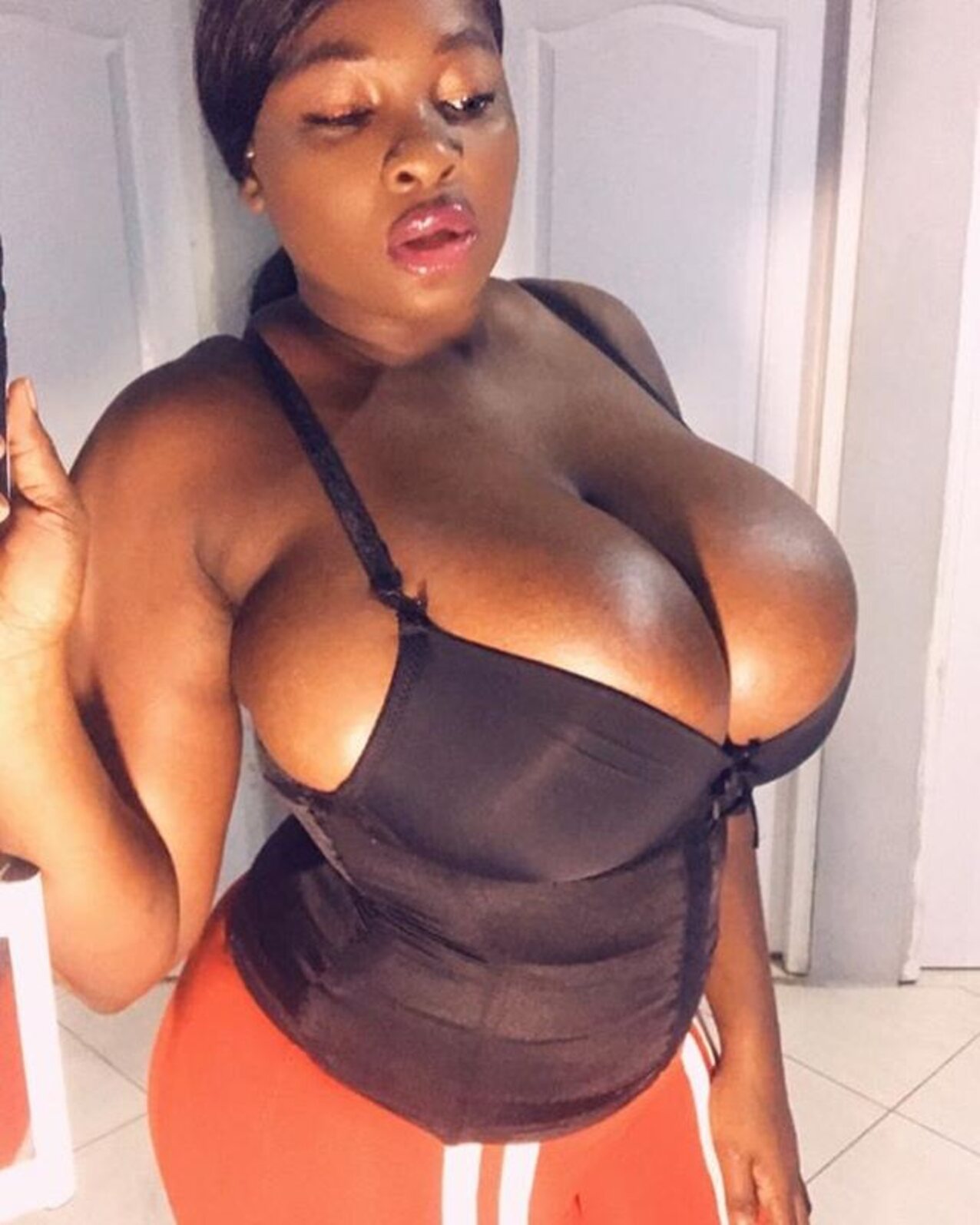 ebony bigtits anateur
