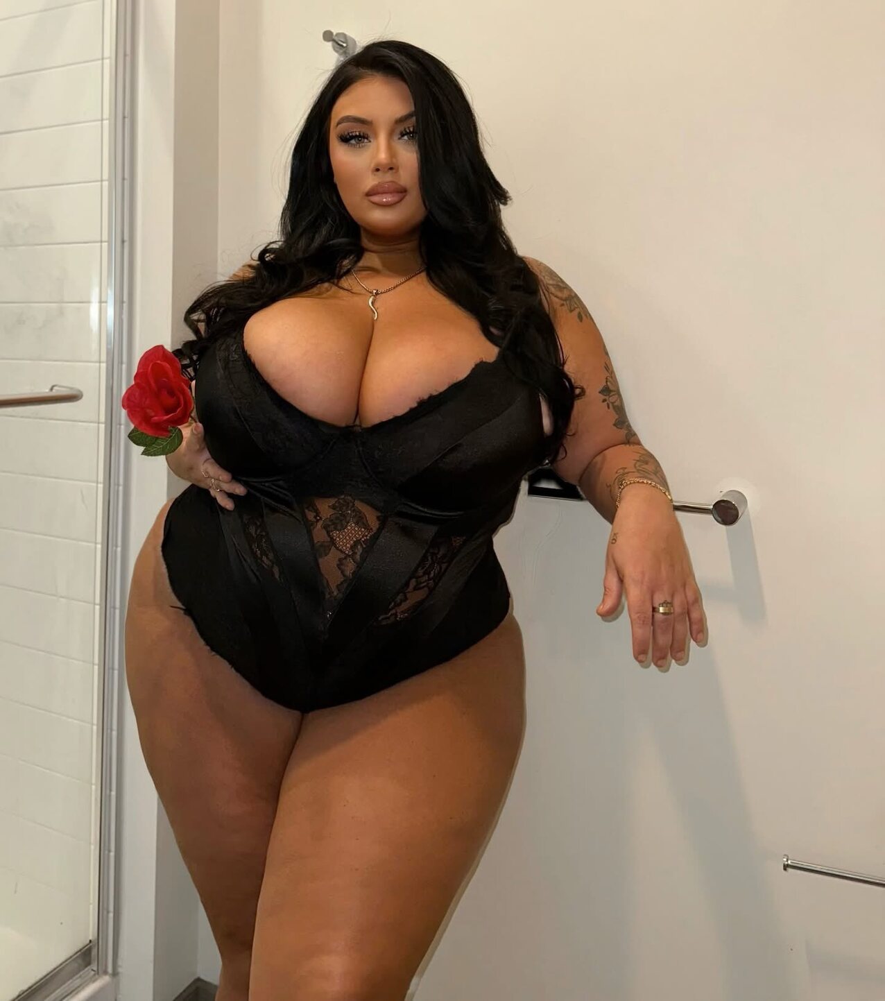 brunette curvy bbw
