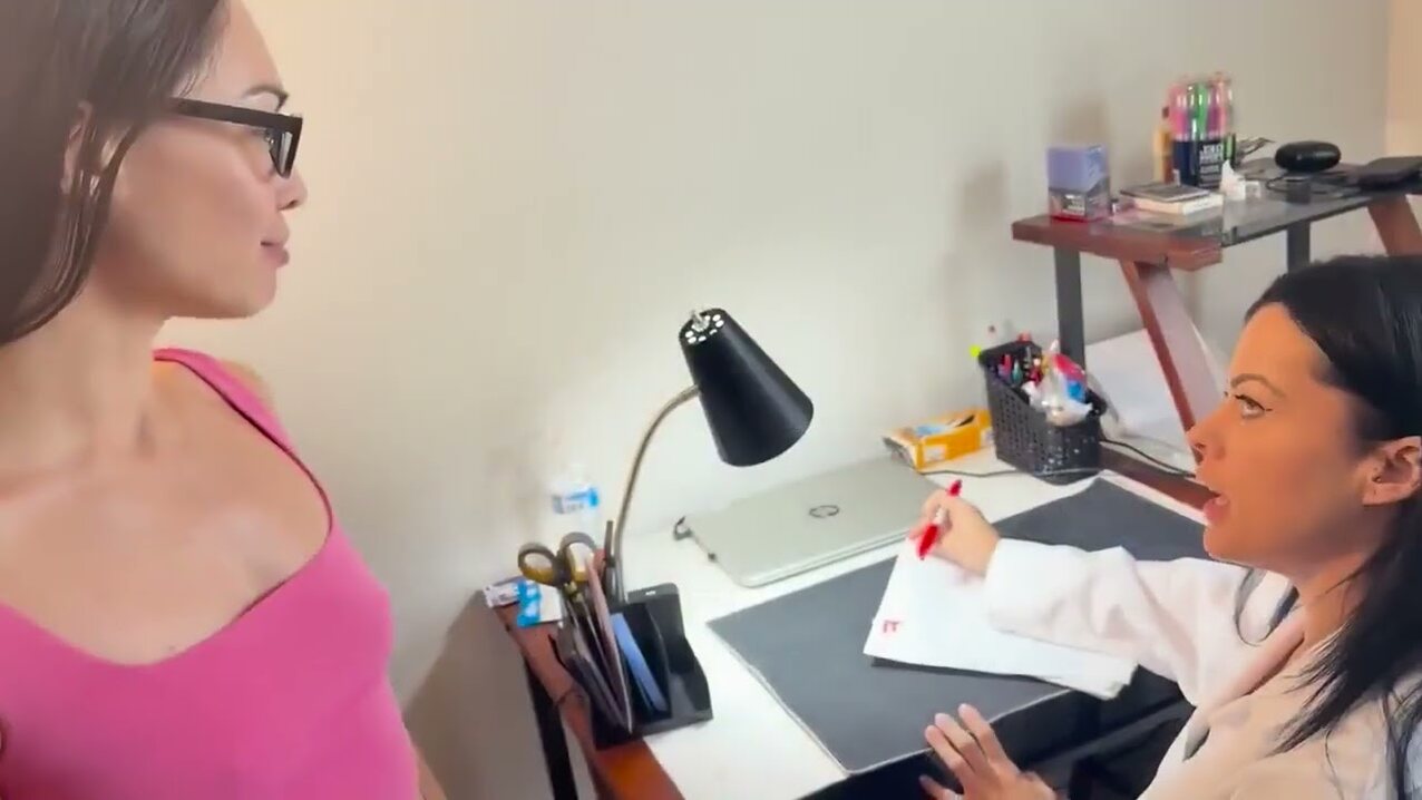 lesbian kissing seduction