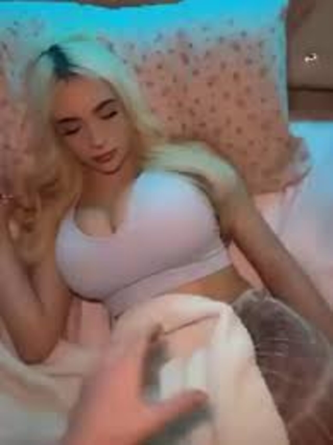 busty blonde bigtits