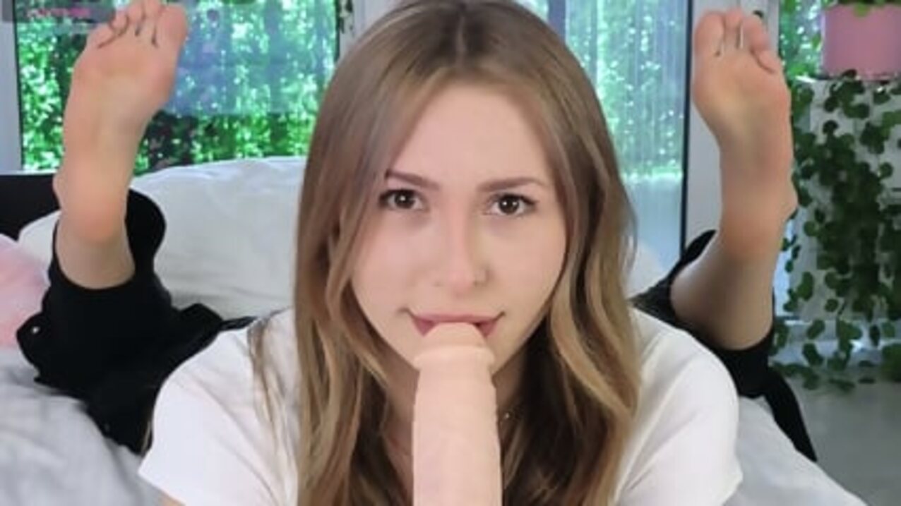 camgirl feet dildo