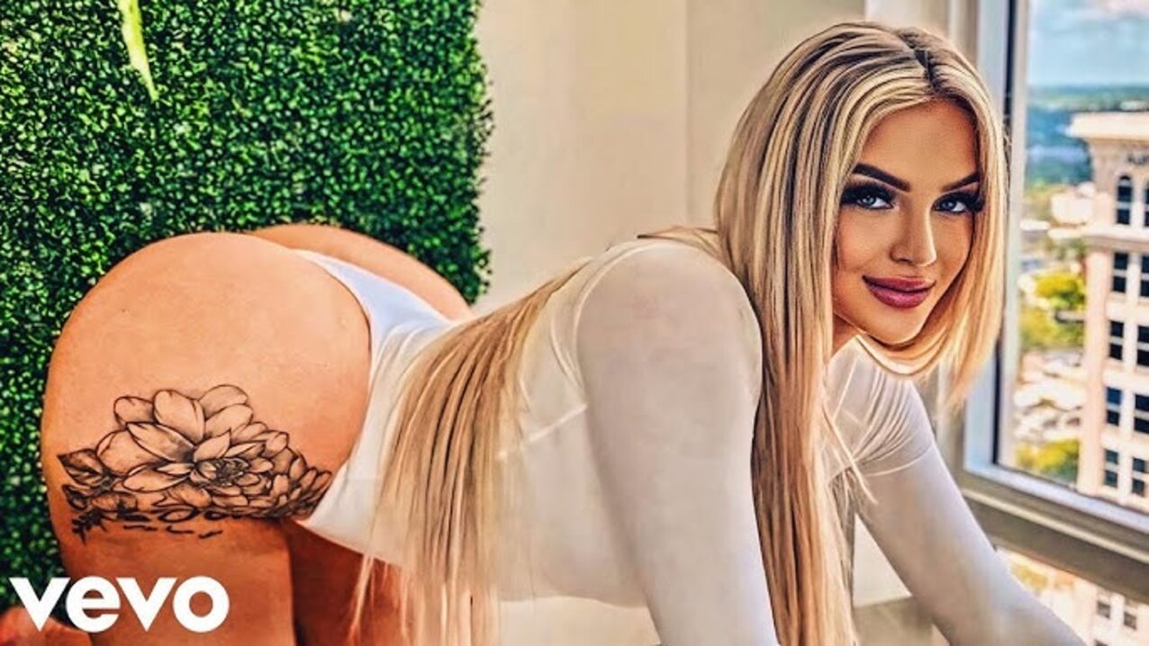 big ass tatto milf